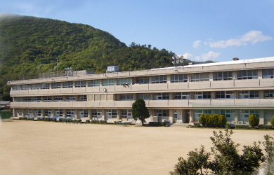 伊部小学校外観