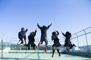 ジャンプする学生