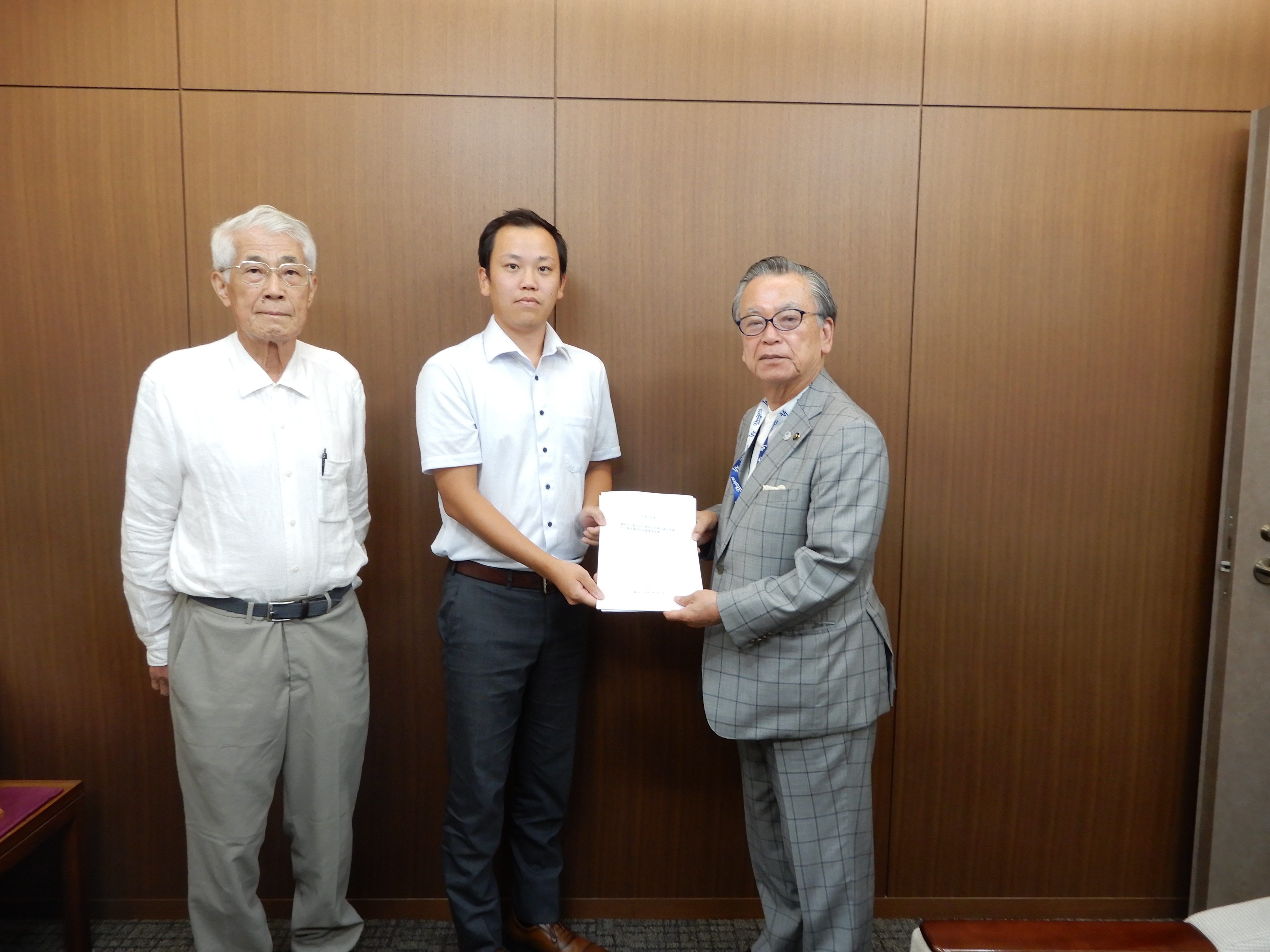右から、𠮷村市長、小野田代表監査委員、尾川監査委員
