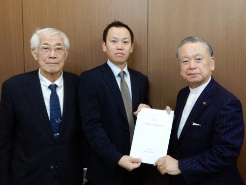 𠮷村市長に意見書を手交する小野田・尾川両監査委員