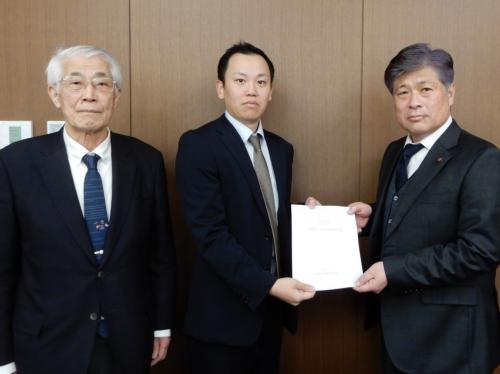 西上議長に意見書を手交する小野田・尾川両監査委員