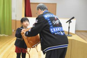 通学カバン贈呈