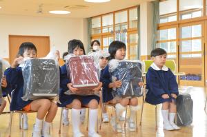 通学カバン贈呈式