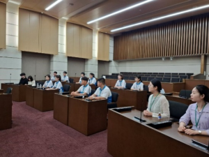 曲陽県議場視察