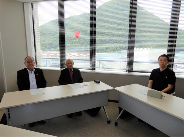 備前市の監査委員1名と瀬戸内市の監査委員2名が会議をしている写真