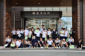 市役所正面入り口で撮影した集合写真