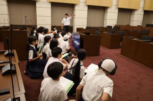 議場を見学している様子