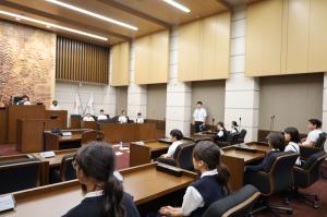 議場見学の様子
