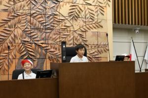 議長席で議会の雰囲気を体験