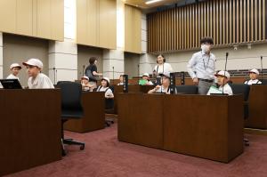 議席に座っている様子