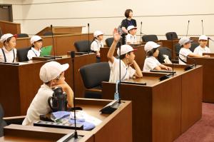 議席に座って議会の雰囲気を体感