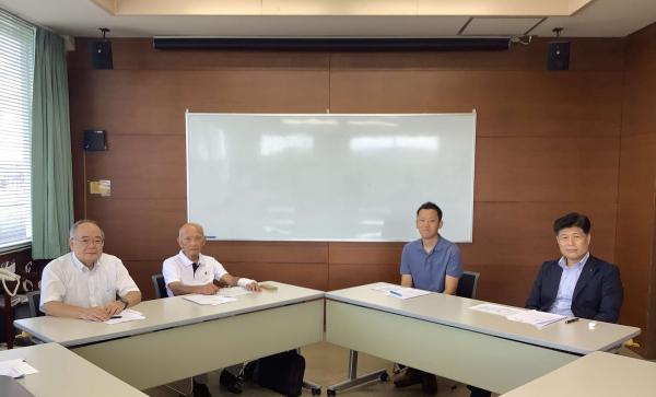 備前市の監査委員2名と瀬戸内市の監査委員2名が会議をしている写真