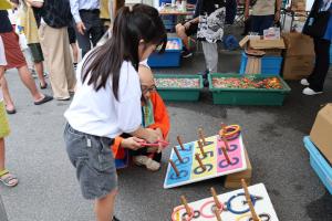 縁日ブースで輪投げをしているところ