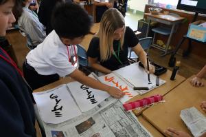 名前をカタカナで書く練習をしているところ