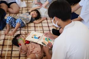 赤ちゃんと中学生が遊んでいるところ