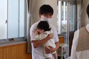 中学生が赤ちゃんを抱っこしているところ