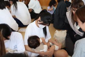 赤ちゃんにミルクをあげている