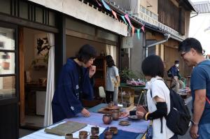 焼き物の説明をしているところ