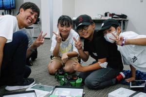 皆さんロボットと遊んでます。