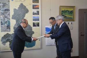 市長へ会長・副会長から答申